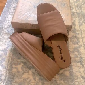 Free People tan Harbor Flatform size 39.5 EU